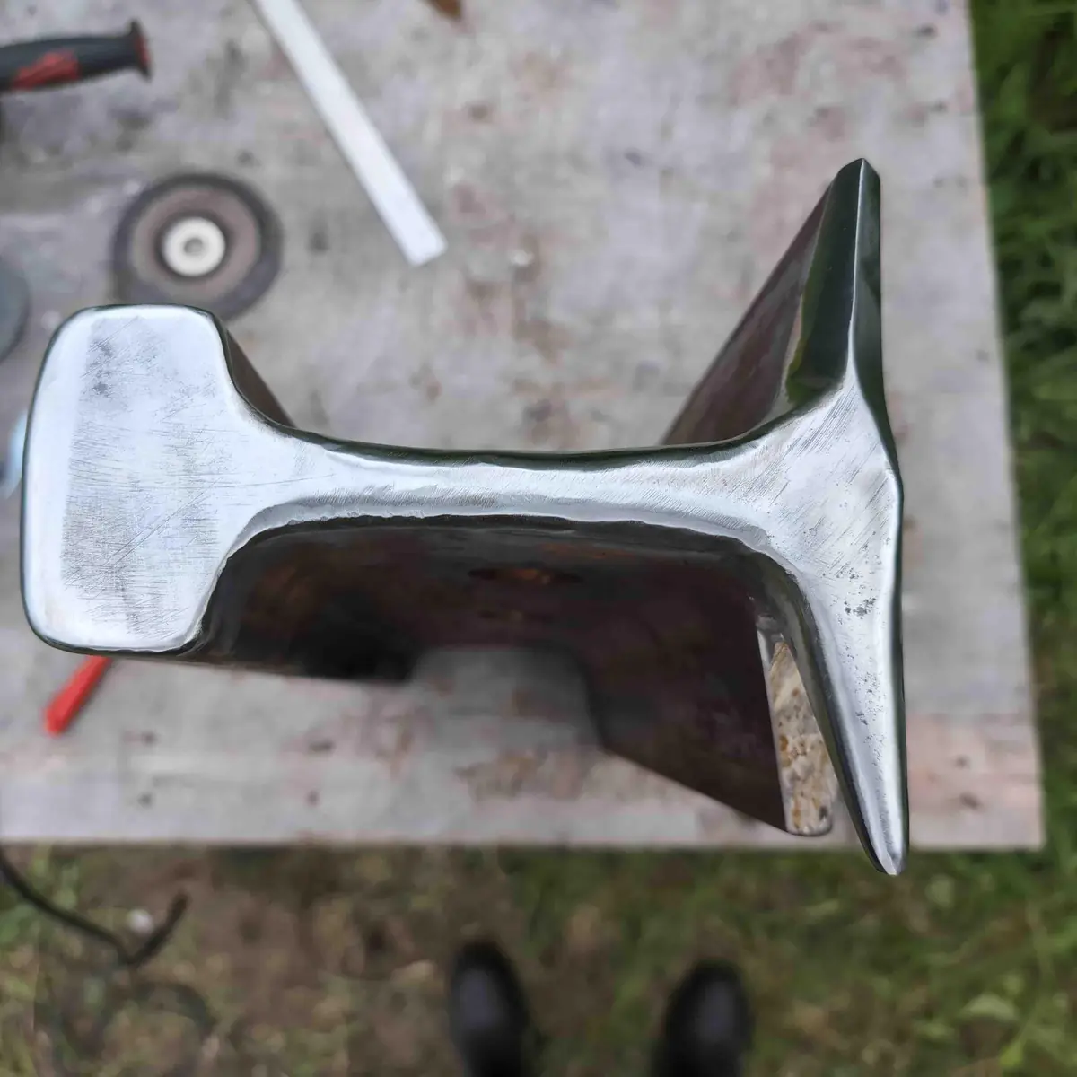 A shiny vertical rail anvil as viewed from directly above