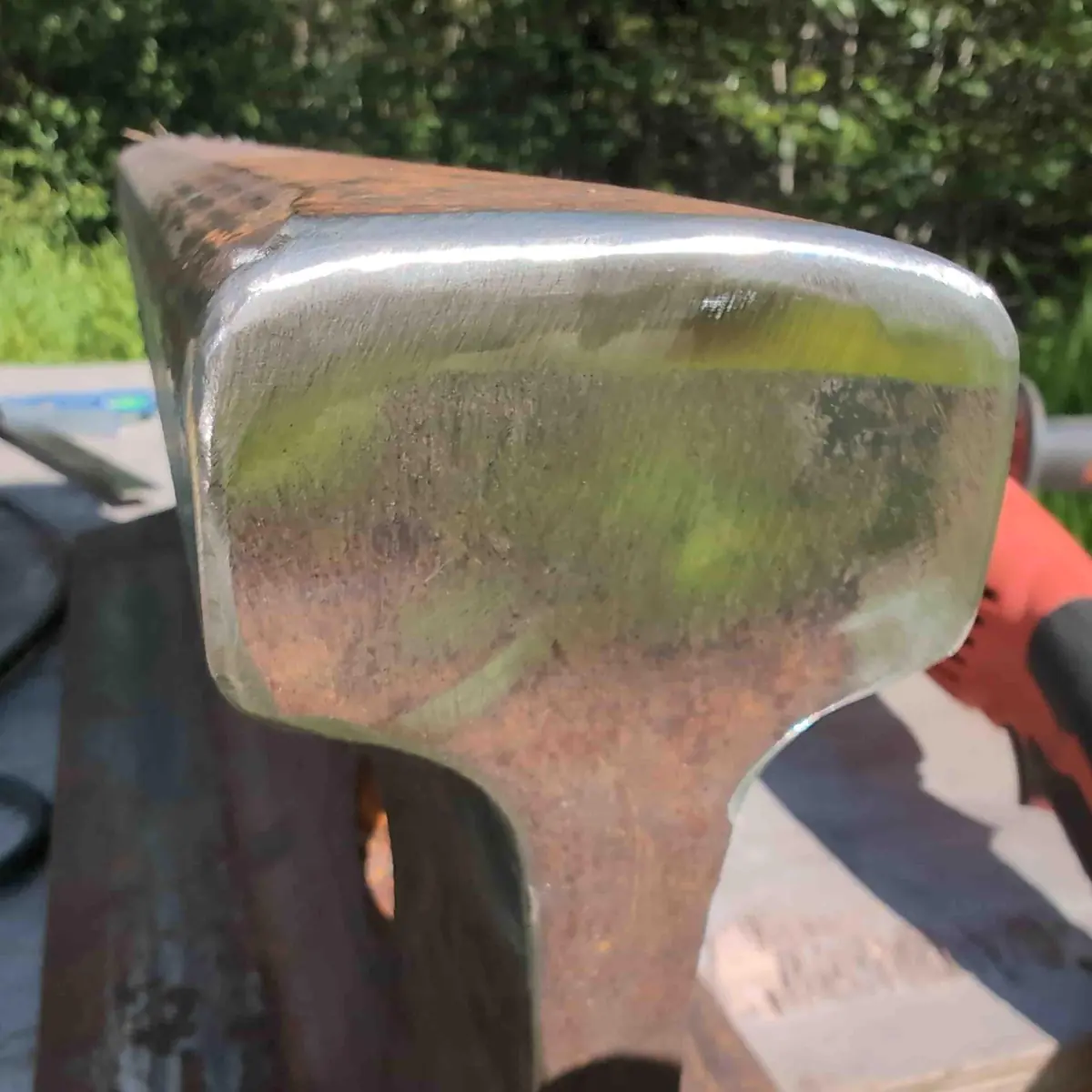 Polished and rounded face of the rail anvil